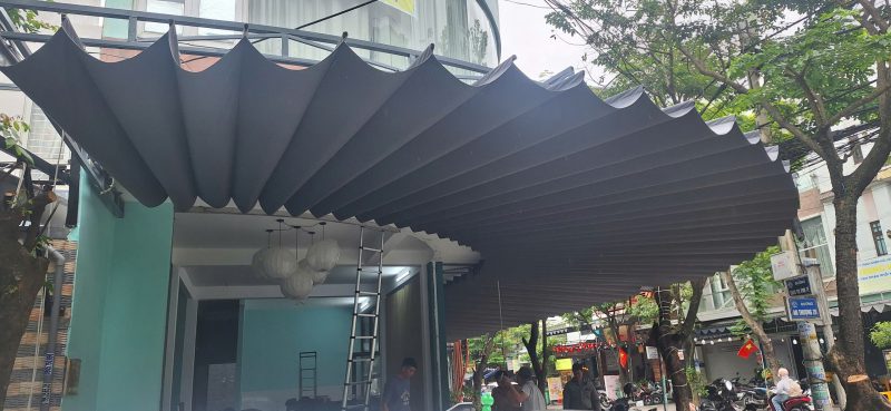 Mẫu mái xếp lượn sóng hình quạt đẹp cho quán cafe